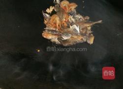 海三鲜煮空心菜汤的做法图解2