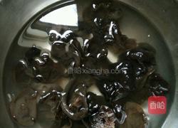 木耳炒卷心菜的做法图解3