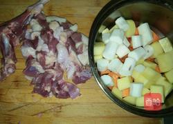 鸭腿肉炖山药土豆的做法图解2