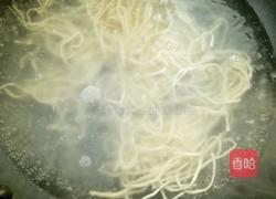 酱油炒面的做法图解1