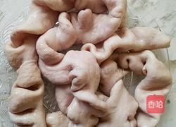 酸菜双椒炒猪大肠的做法图解1