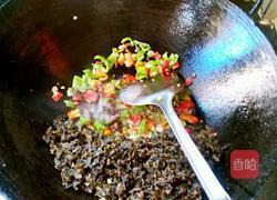 双椒腌菜炒肉丁的做法图解7