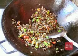 双椒腌菜炒肉丁的做法图解8