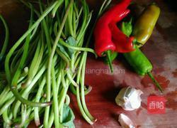 双椒炒红薯杆子的做法图解1