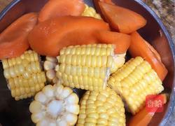 猪骨玉米红萝卜汤的做法图解2