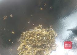 平菇酸菜肉片汤的做法图解3