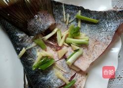 剁椒蒸鱼尾的做法图解1