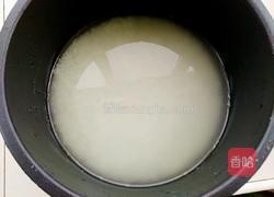 香菇腊肠焖饭的做法图解2