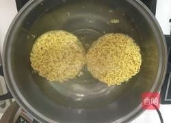 午餐肉炒方便面的做法图解3