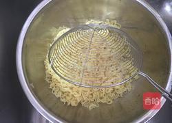午餐肉炒方便面的做法图解4