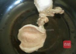 猪小肚炖茨实汤的做法图解1