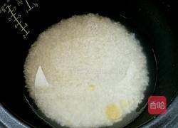 香菇腊肠土豆焖饭的做法图解1