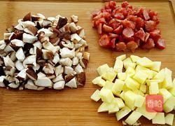 香菇腊肠土豆焖饭的做法图解2