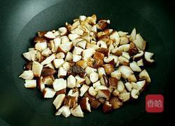 香菇腊肠土豆焖饭的做法图解3