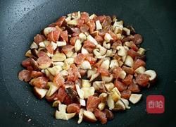 香菇腊肠土豆焖饭的做法图解4