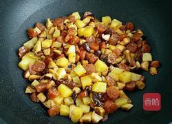 香菇腊肠土豆焖饭的做法图解6