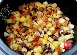 香菇腊肠土豆焖饭的做法图解9