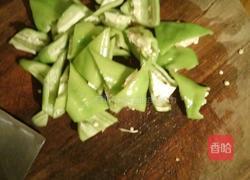 辣椒炒鸡腿的做法图解2