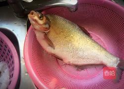 香辣红烧鳊鱼的做法图解1