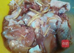 胡萝卜香菇焖鸡腿的做法图解1