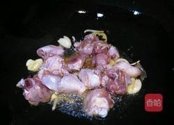 胡萝卜香菇焖鸡腿的做法图解6