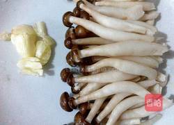 西兰花炒蟹味菇的做法图解2