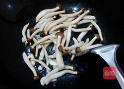 西兰花炒蟹味菇的做法图解5