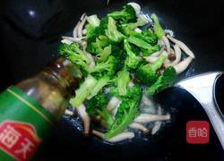 西兰花炒蟹味菇的做法图解6