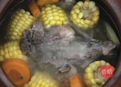 伞骨胡萝卜玉米汤(沙煲法)的做法图解7