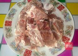 猪脊骨炖土豆的做法图解1