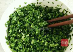 Illustration of how to make leek and egg dumplings 1