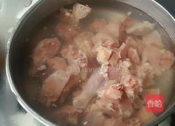 玉米炖鸡的做法图解1