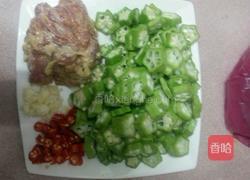 秋葵炒肉片的做法图解1
