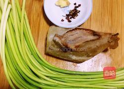 腊肉炒蒜薹的做法图解1