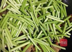 腊肉炒蒜薹的做法图解7