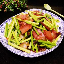 腊肉炒蒜薹的做法[图]