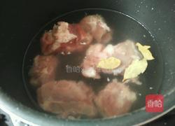 胡萝卜玉米排骨汤的做法图解2