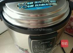 胡萝卜玉米排骨汤的做法图解3