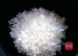 红枣银耳莲子汤的做法图解1