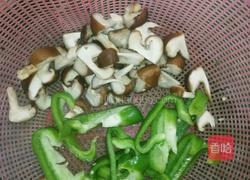 香菇鸡杂炒青椒的做法图解2