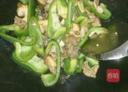 香菇鸡杂炒青椒的做法图解4