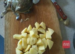 螃蟹炖土豆的做法图解1