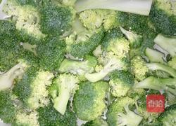 蒜香西兰花的做法图解1