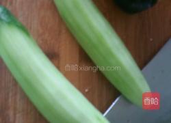 皮蛋拌黄瓜的做法图解1