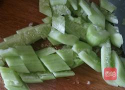 皮蛋拌黄瓜的做法图解2