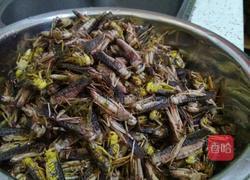 童年的味道–油爆蚂蚱的做法图解1