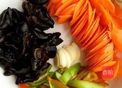 胡萝卜木耳炒肉的做法图解1