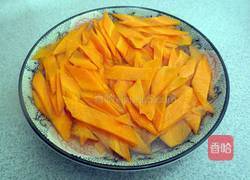 胡萝卜炒腊肉的做法图解1