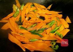 胡萝卜炒腊肉的做法图解8