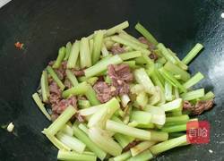 芹菜炒牛肉的做法图解5